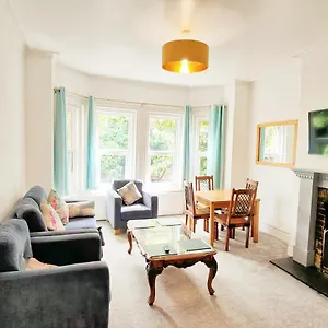 Flat-b, 4 Adults, 20 Mins To Beach, Netflix, Wifi, Sleeps 4 Adults Apartment Bournemouth