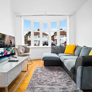 The Rock, Elegant 4 Bedroom House, Solihull, Close To Nec, Sleeps 8 Birmingham