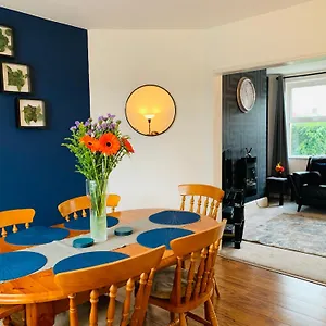 Chic 5 Bedroom House With Private Parking & Garden Holiday home Bristol